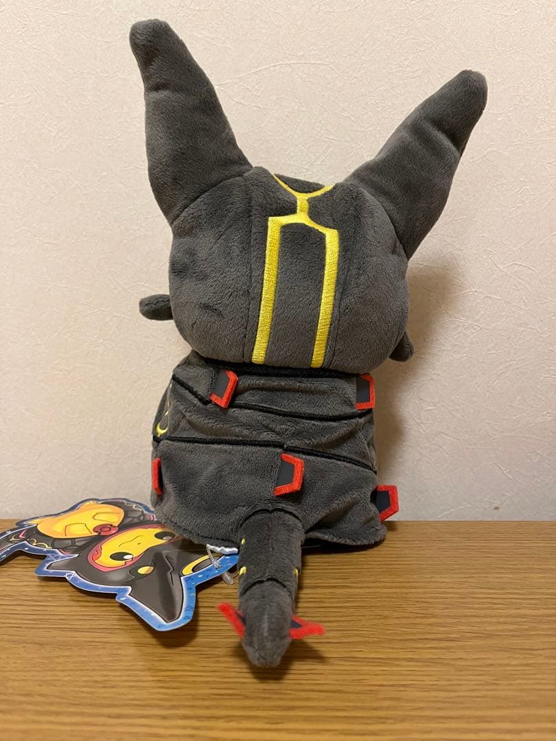ポケモンセンター ぬいぐるみ 黒いレックウザポンチョを着たピカチュウ タグ付