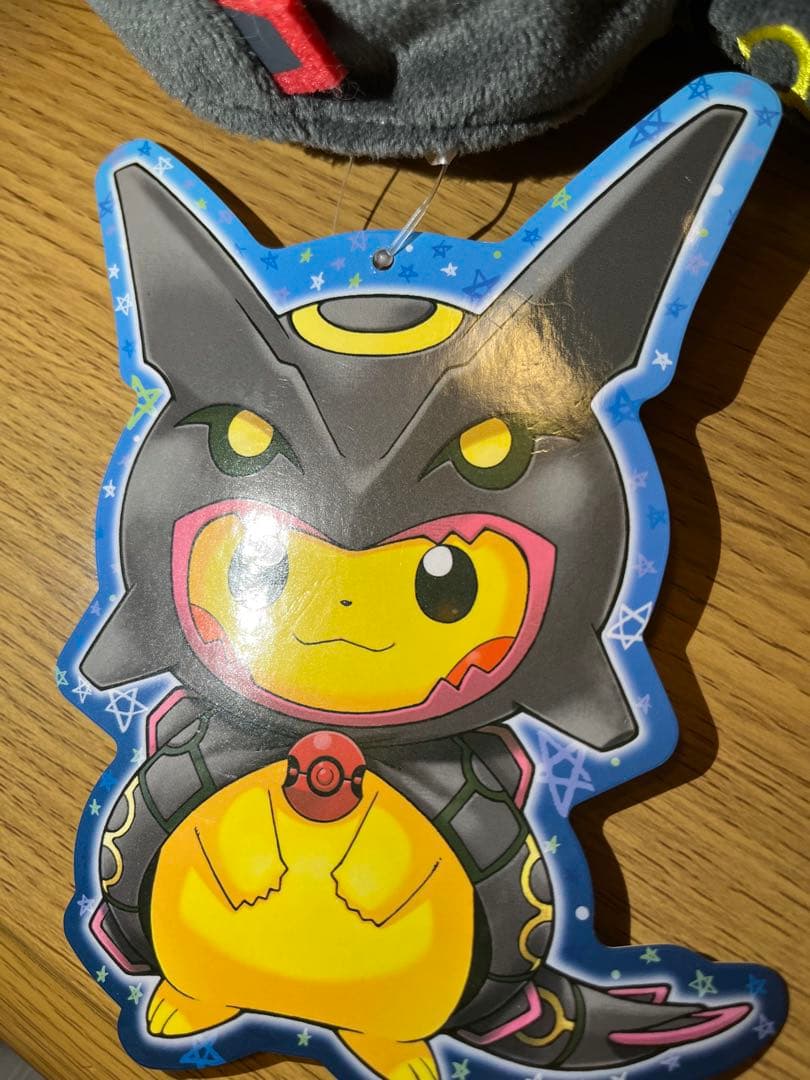 ポケモンセンター ぬいぐるみ 黒いレックウザポンチョを着たピカチュウ タグ付