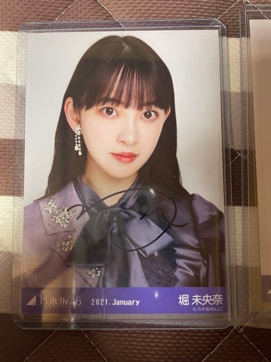 堀未央奈　2021January ヨリ、ヒキ　直筆サイン