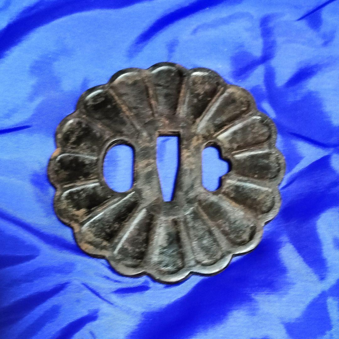 十六八重表菊　刀剣　鍔　実物