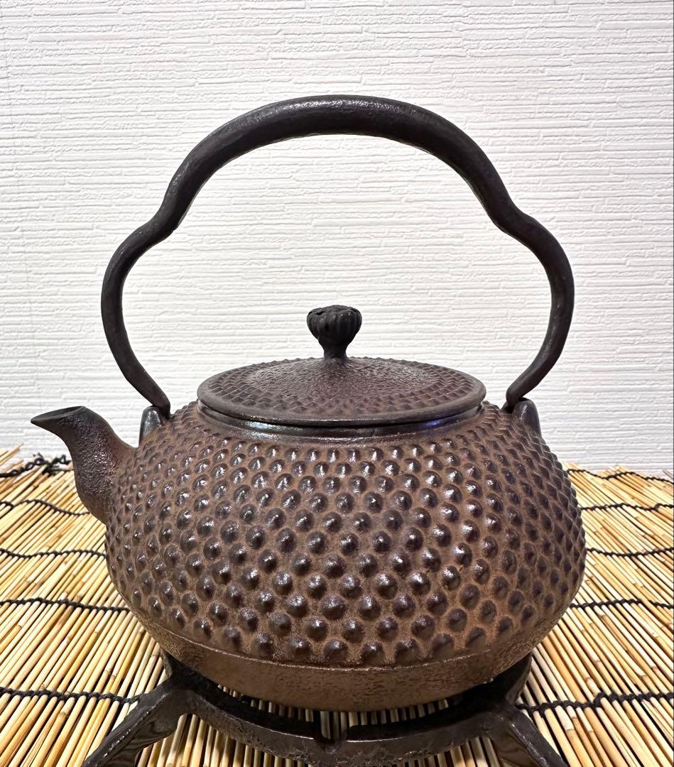 未使用品、長期保管品、栞付　南部三厳堂造　１２型中アラレ　南部鉄瓶　南部鉄器