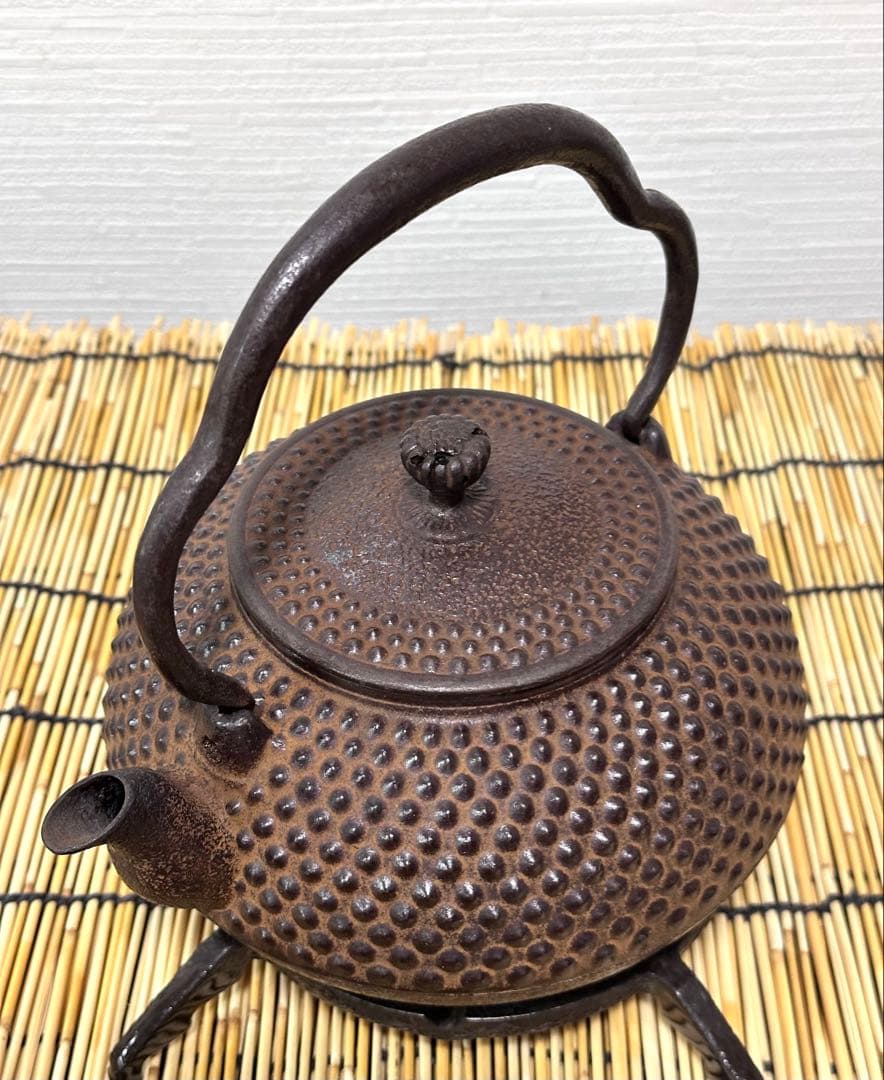 未使用品、長期保管品、栞付　南部三厳堂造　１２型中アラレ　南部鉄瓶　南部鉄器