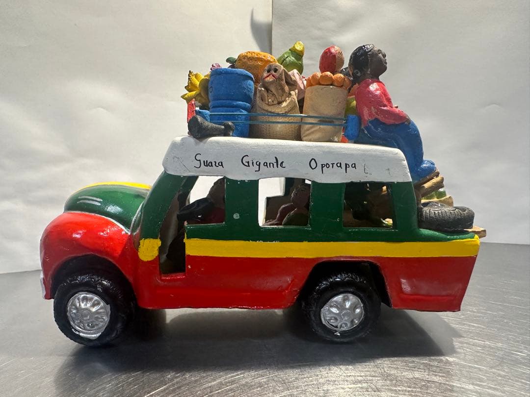 コロンビアの文化を象徴する陶器製ミニバス 大きいサイズです。