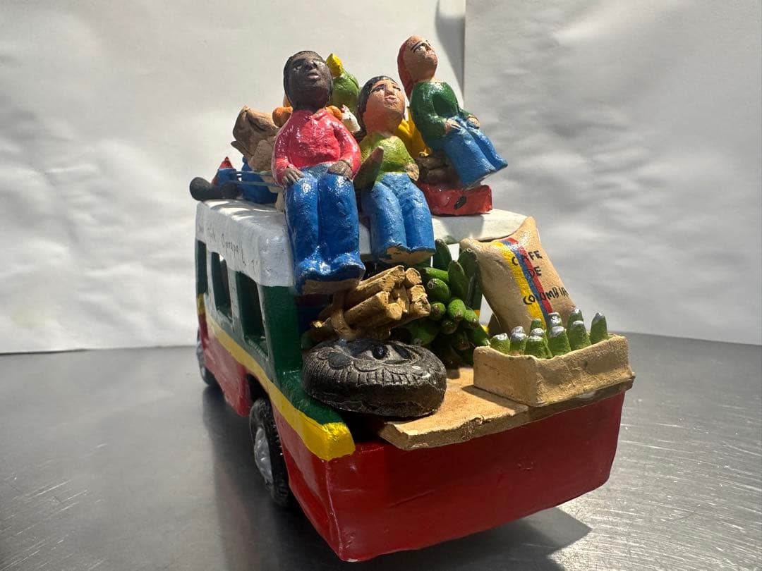 コロンビアの文化を象徴する陶器製ミニバス 大きいサイズです。