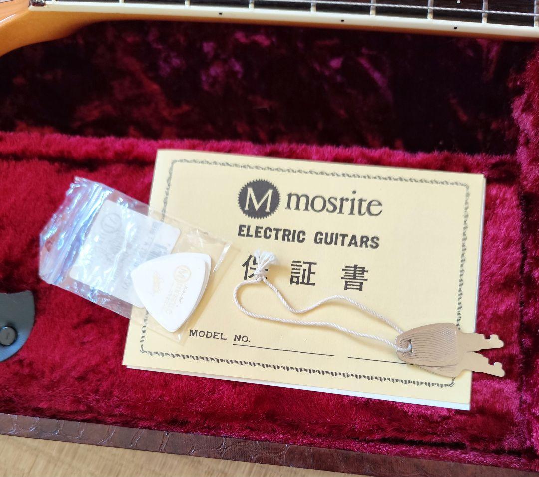 モズライトエレキギターパール ホワイト ハードケース。モズライトストラップ未開封