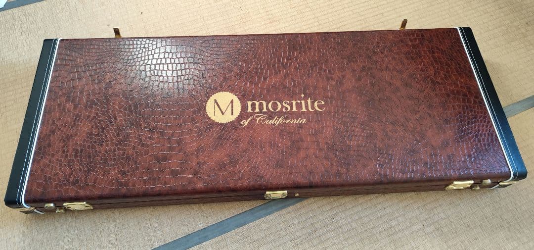 モズライトエレキギターパール ホワイト ハードケース。モズライトストラップ未開封