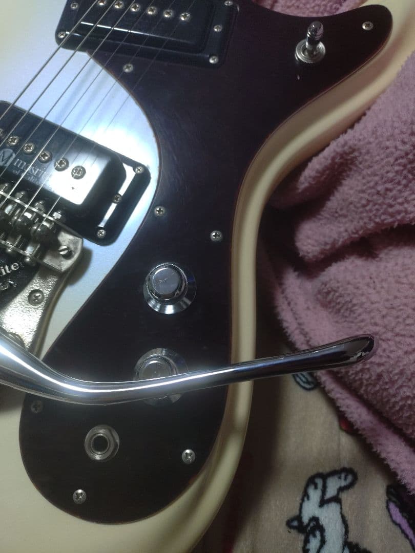 モズライトエレキギターパール ホワイト ハードケース。モズライトストラップ未開封