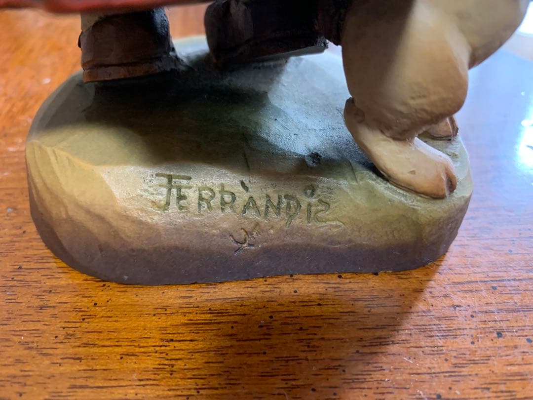 木彫りのANRI製 子供の像 花を持つ