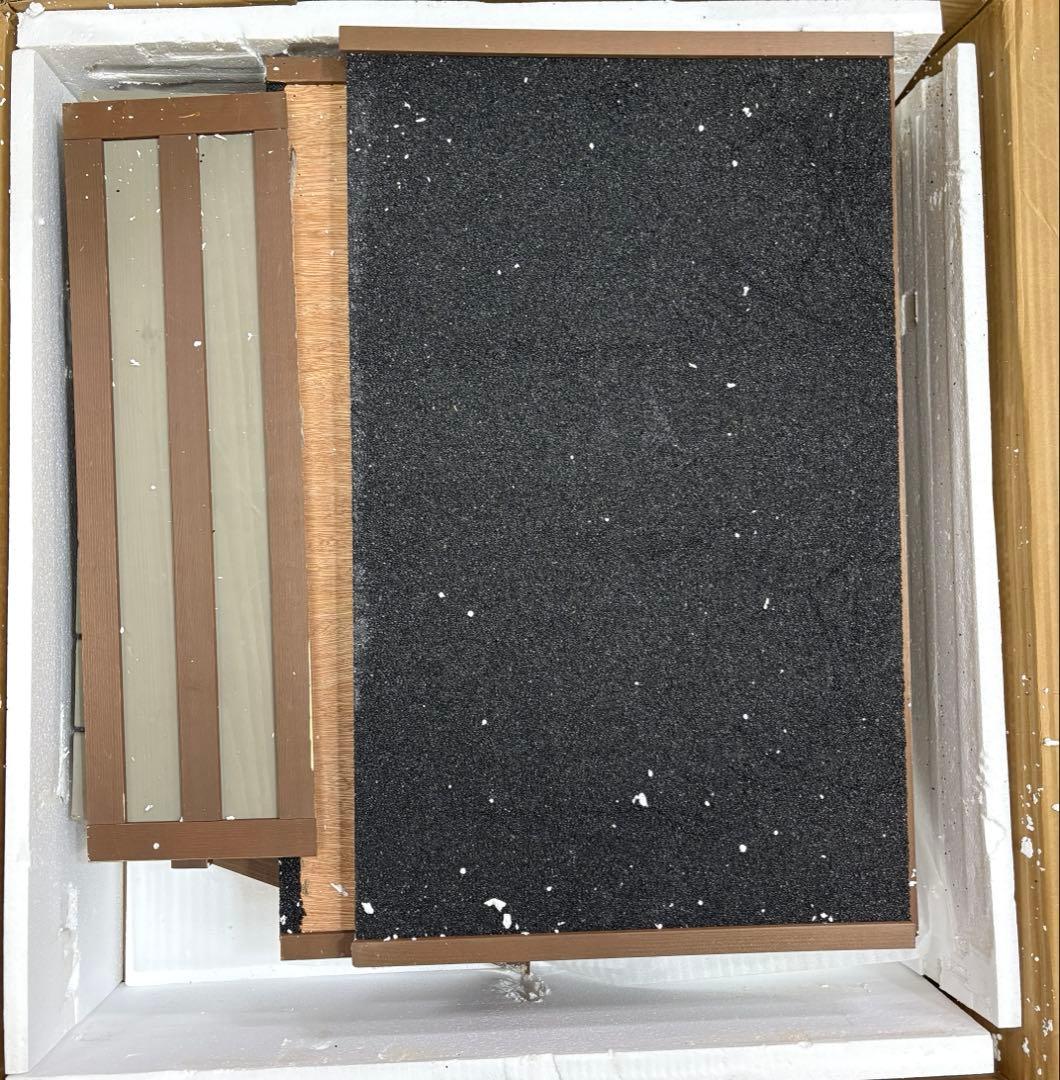 無垢材の犬小屋 屋外の木造犬小屋