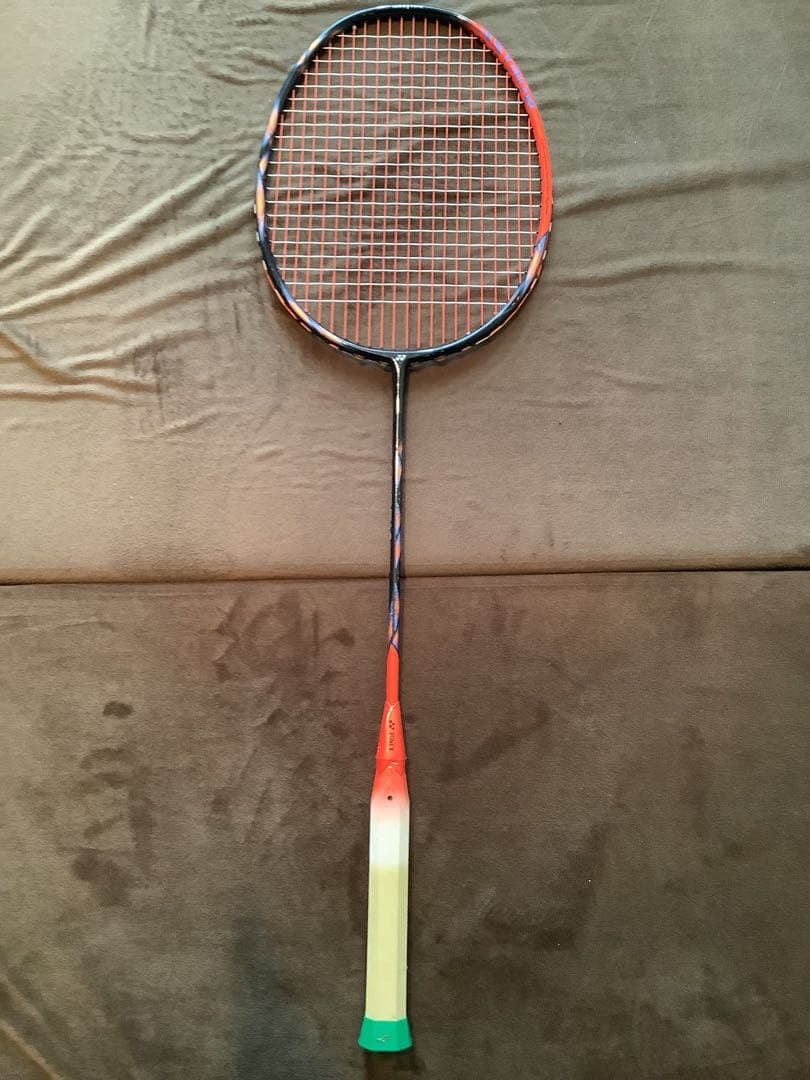 美品！廃盤品！ヨネックス　アストロクス77 プロ 4UG5 ガット付