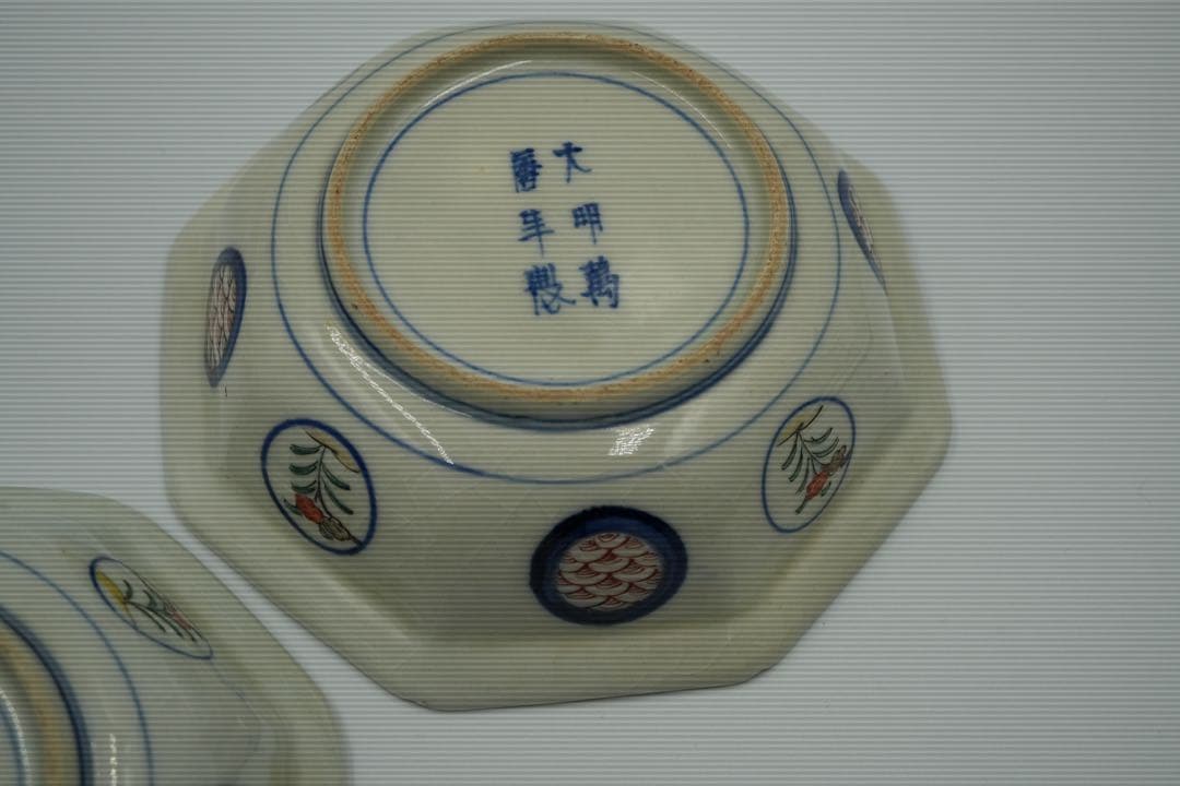 大聖寺伊万里　５客　赤絵金彩　八角中皿　大明萬暦年製　磁貫入　丸紋巻物　波図