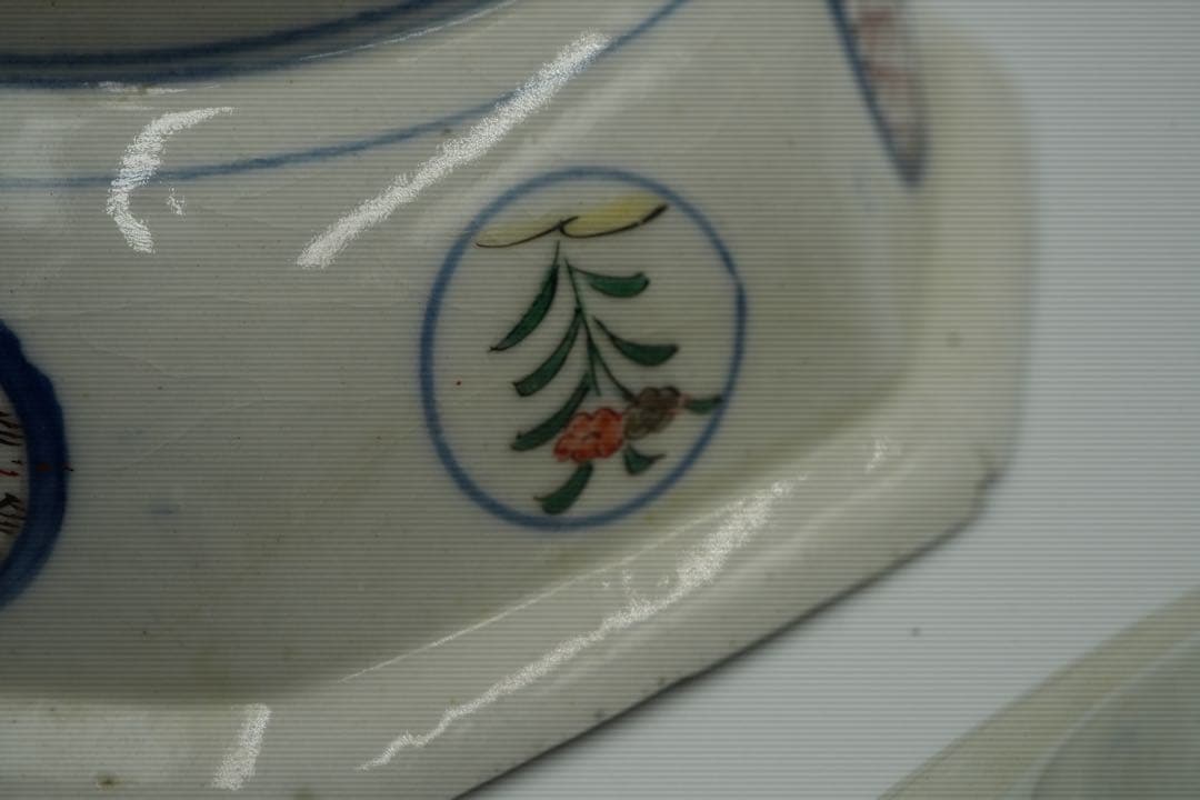 大聖寺伊万里　５客　赤絵金彩　八角中皿　大明萬暦年製　磁貫入　丸紋巻物　波図