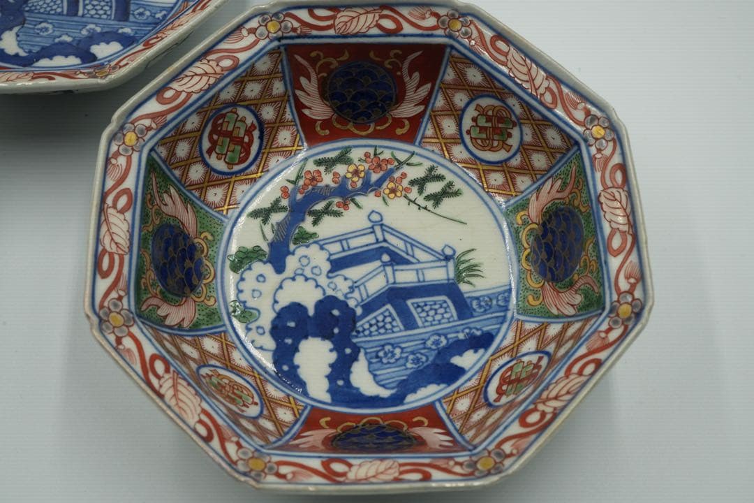 大聖寺伊万里　５客　赤絵金彩　八角中皿　大明萬暦年製　磁貫入　丸紋巻物　波図