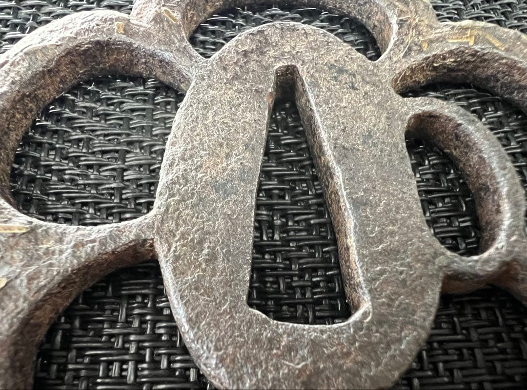 刀装具 木瓜形透かし鍔 鉃地 金象嵌 年代物 アンティーク 箱付き 鍔布団付き