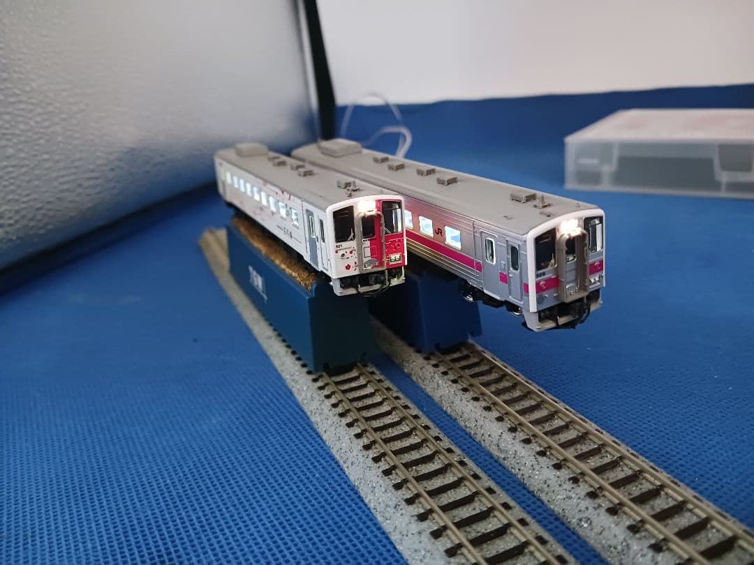 GM 50712 30408 地球探索鉄道花咲線ラッピングトレイン ピンク帯2両