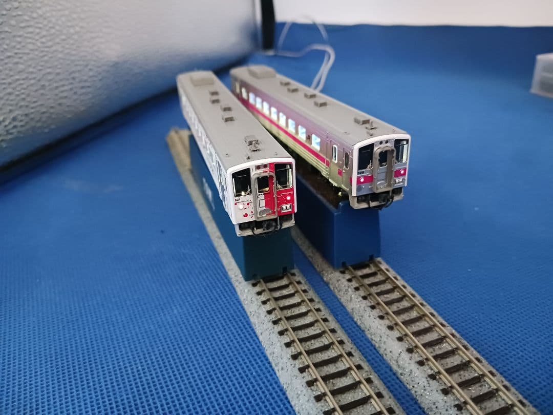 GM 50712 30408 地球探索鉄道花咲線ラッピングトレイン ピンク帯2両