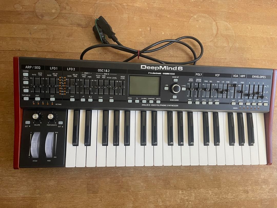 DeepMind 6 ポリフォニックアナログシンセサイザー