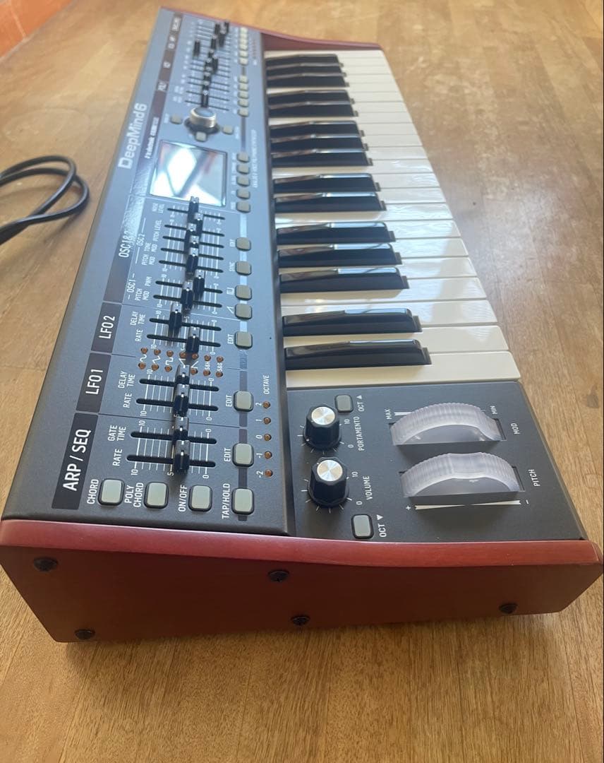 DeepMind 6 ポリフォニックアナログシンセサイザー