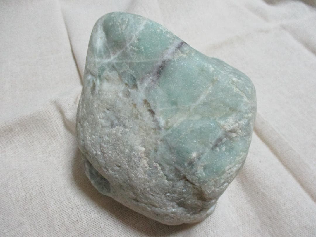 糸魚川　翡翠　原石　２．２ｋｇ　姫川産　ヒスイ　宝石　水石　鑑賞石　国産鉱物