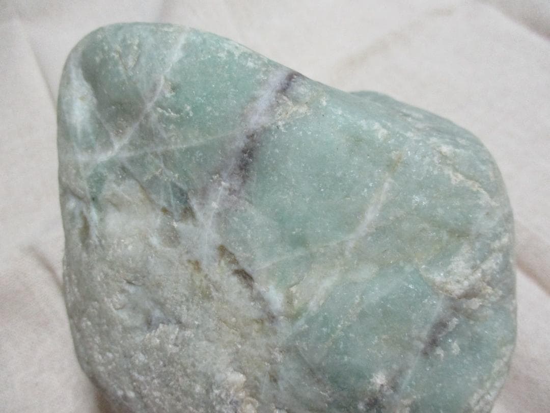 糸魚川　翡翠　原石　２．２ｋｇ　姫川産　ヒスイ　宝石　水石　鑑賞石　国産鉱物