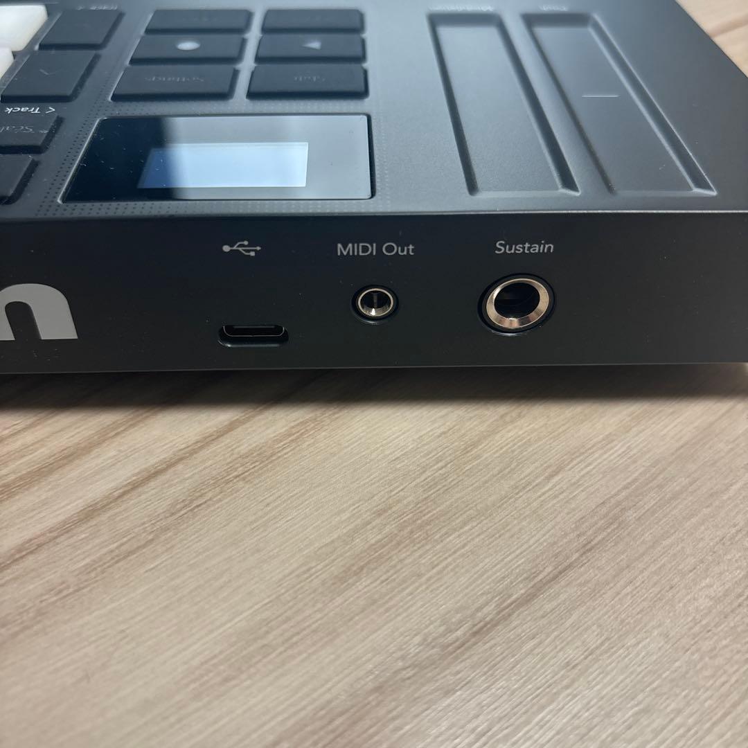 Launchkey Mini mk4 25 MIDIコントローラー