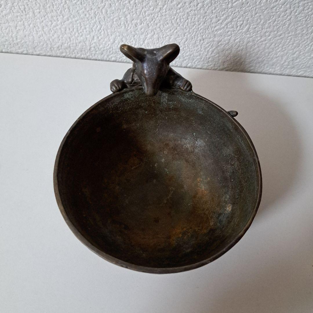 ネズミの装飾付き金属製ボウル