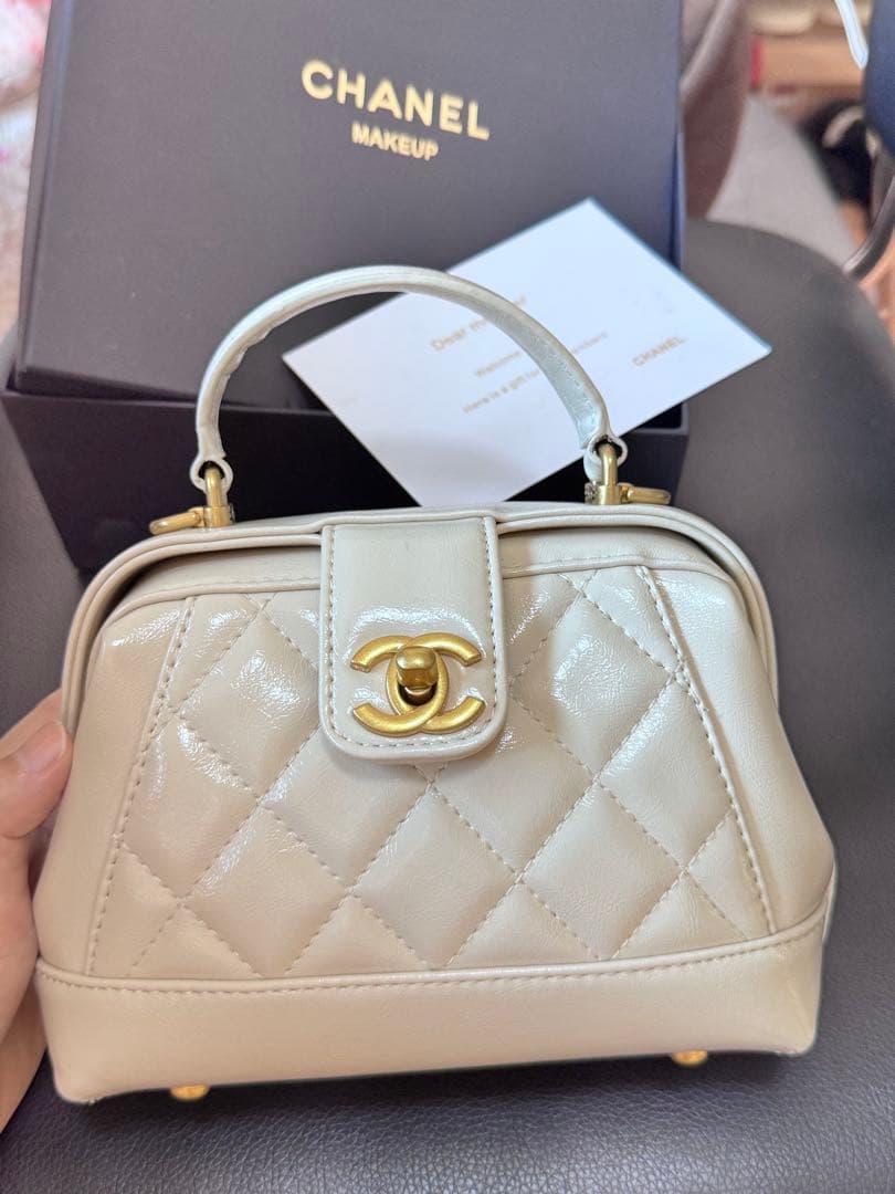 CHANEL レザーショルダーバッグ ノベルティ