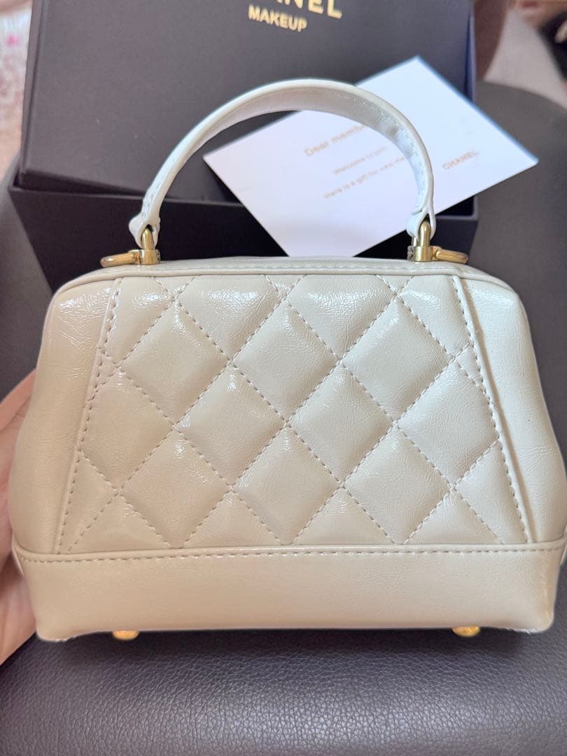 CHANEL レザーショルダーバッグ ノベルティ