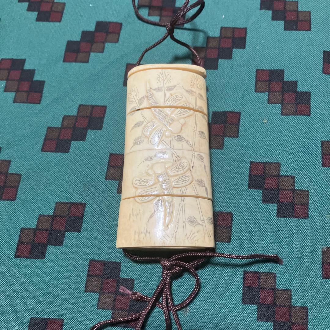 旧家蔵出し品　骨細工　印籠 花にトンボ　浮き彫り　彫刻　薬入