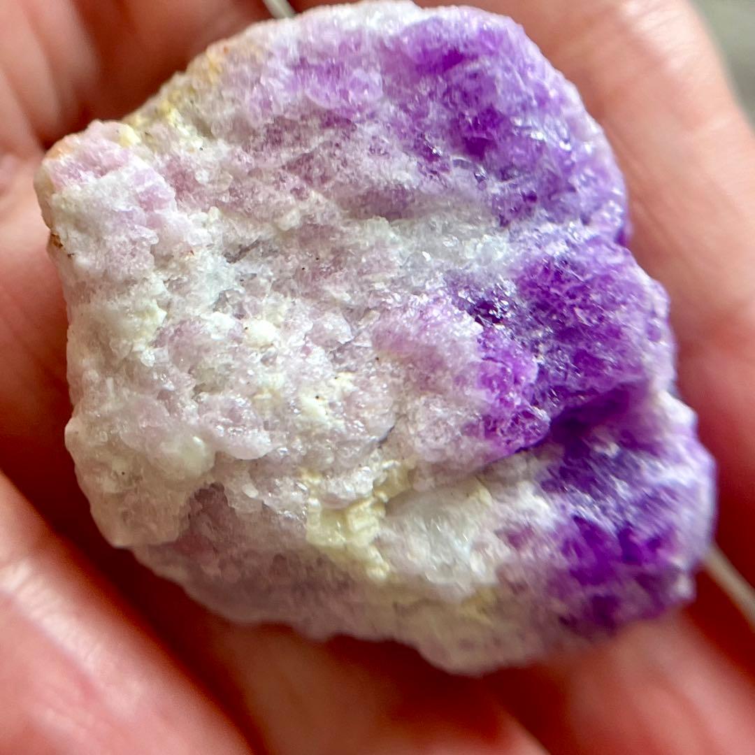 レア ハックマナイト 特大 105.45ct 未処理 蛍光 原石 天然石 鉱物