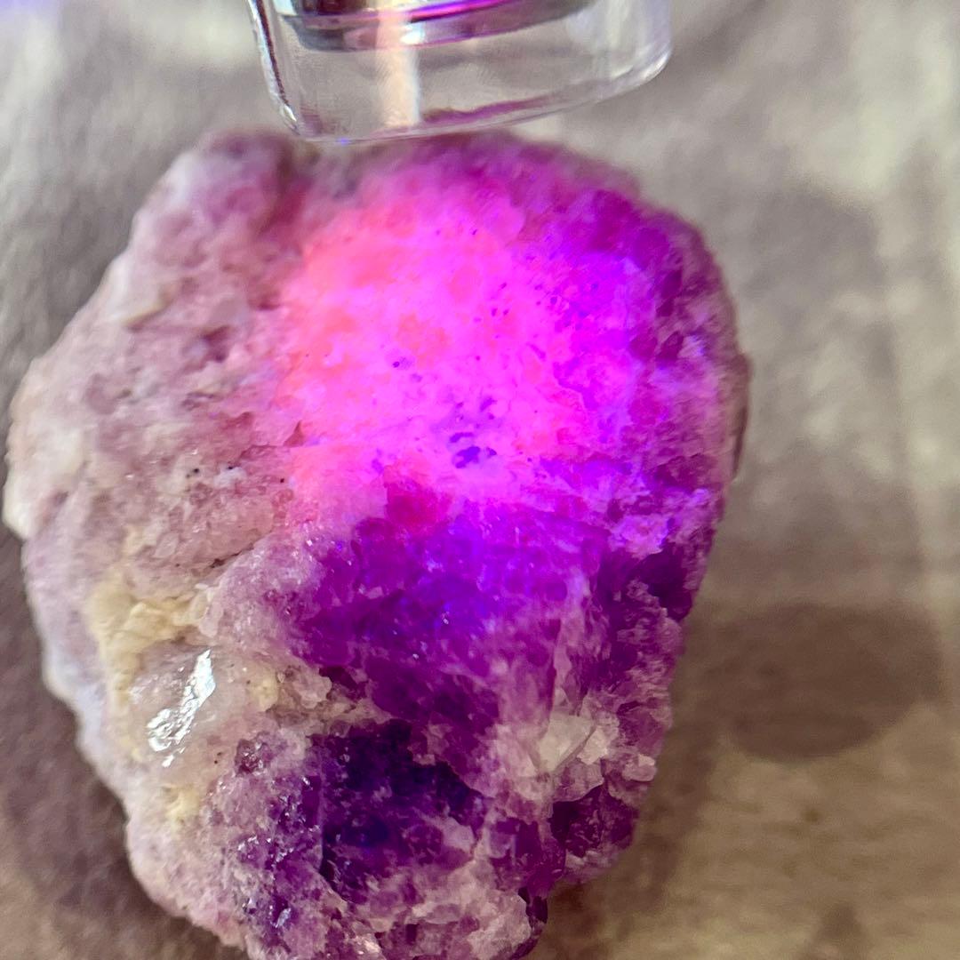 レア ハックマナイト 特大 105.45ct 未処理 蛍光 原石 天然石 鉱物