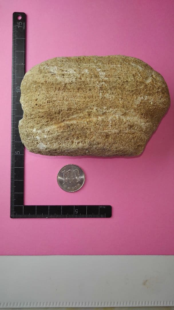 石冠？岩偶？石錘？旧石器時代　(出土品)　約10㎝×7㎝×4㎝　約370gです。