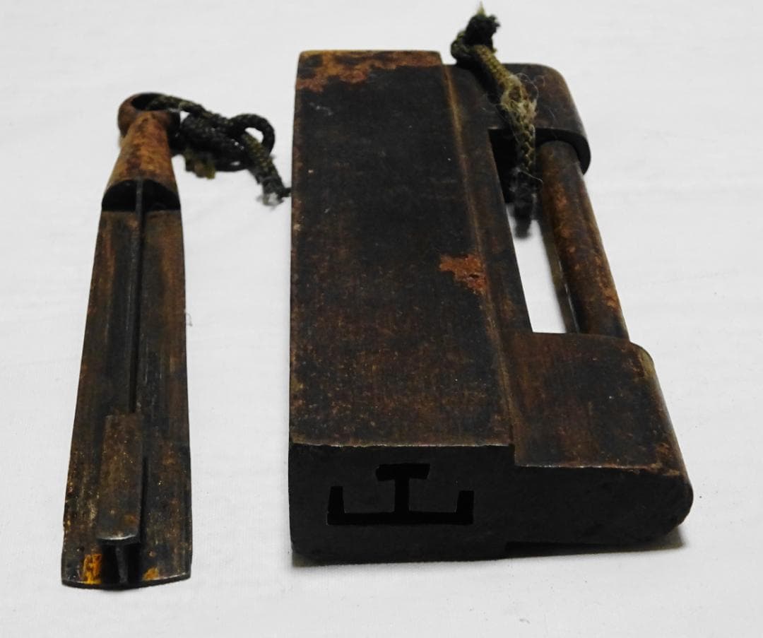 古鍵 錠前 14.5cm 抜き差し可能 カギ 江戸時代 戦前 蔵 倉庫錠 鍵付き