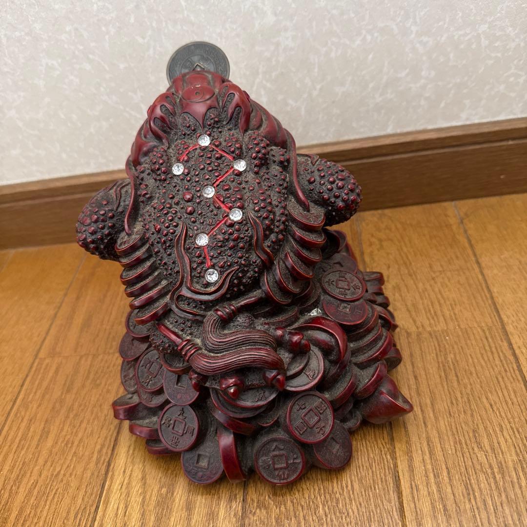 赤色カエル型置物 装飾付き