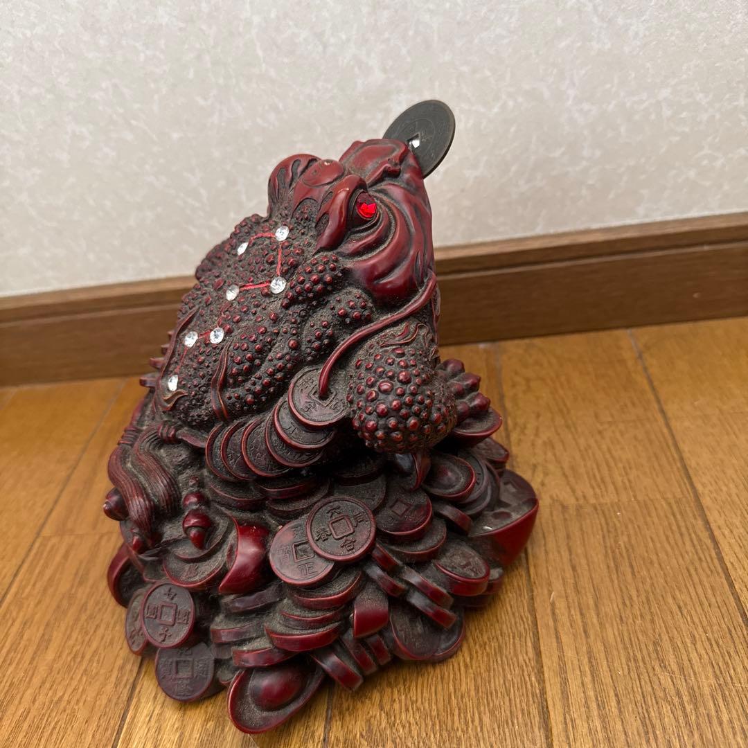 赤色カエル型置物 装飾付き