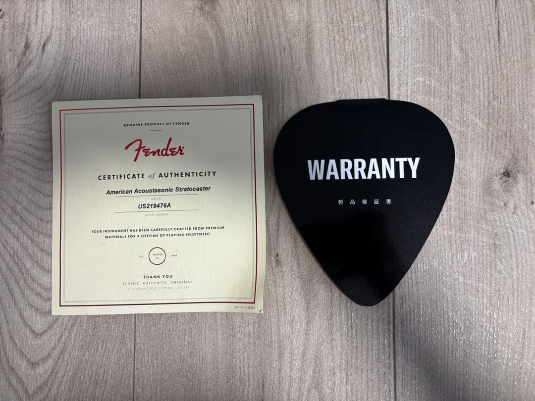 Fender AMERICAN ACOUSTASONICストラト Natural