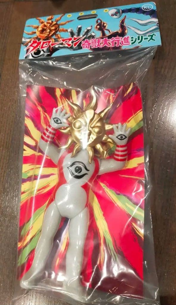 キタンクラブ　タローマンソフビ　ソフビ　岡本太郎　タローマン　新品未開封