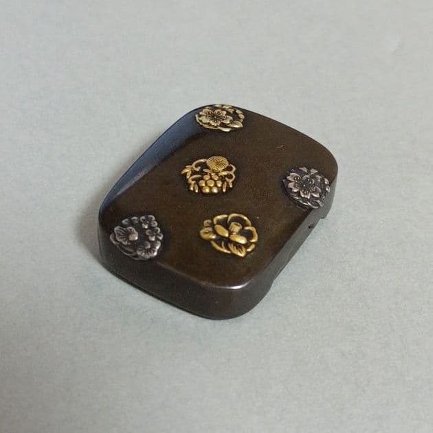 名品金工根付　朧銀地　四分一地　花丸高彫象嵌　根付　幕末明治