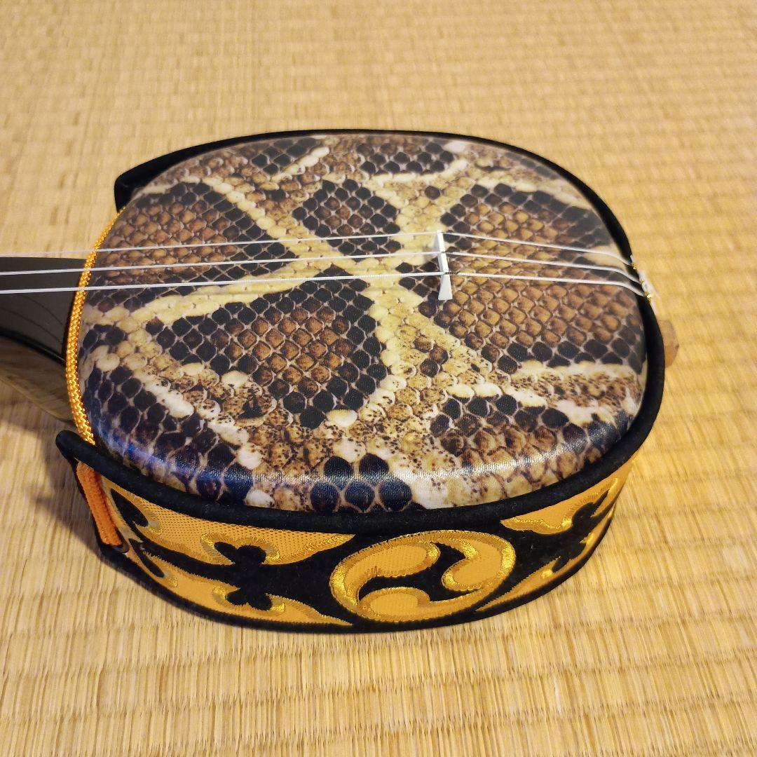 [はいいろさん]三線本体 蛇皮模様 金色装飾