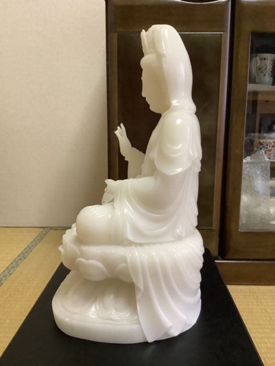 白翡翠観音像