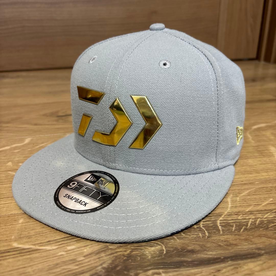 Daiwa グレー スナップバック帽子　NEWERA