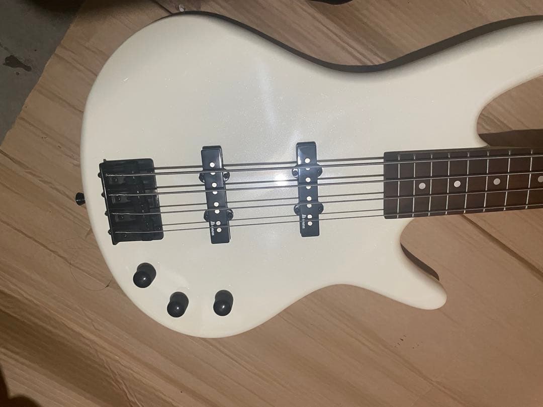 6番Ibanez GIO ホワイトエレキベース