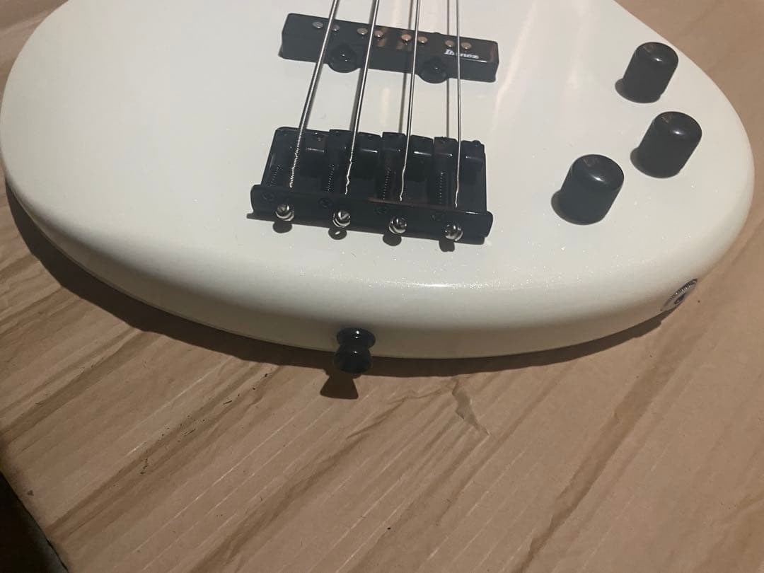 6番Ibanez GIO ホワイトエレキベース