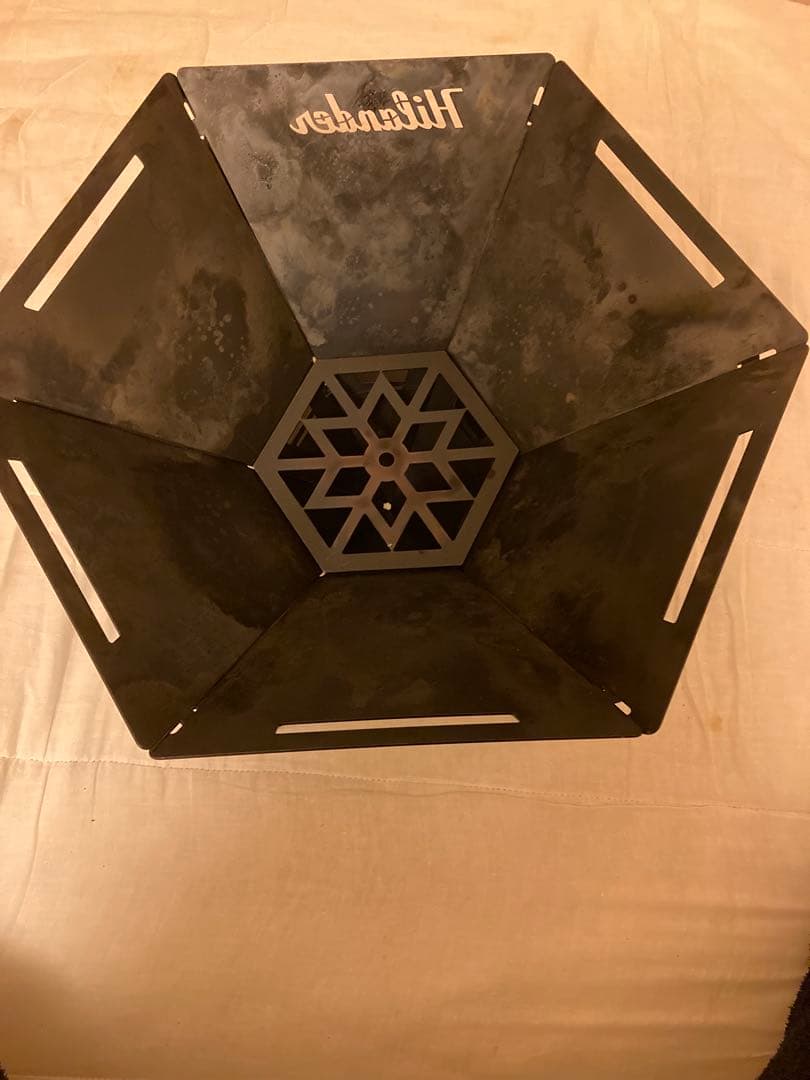 ハイランダー焚き火台　六花 ブラックエディション　専用梯形五徳と焚き火シート付き