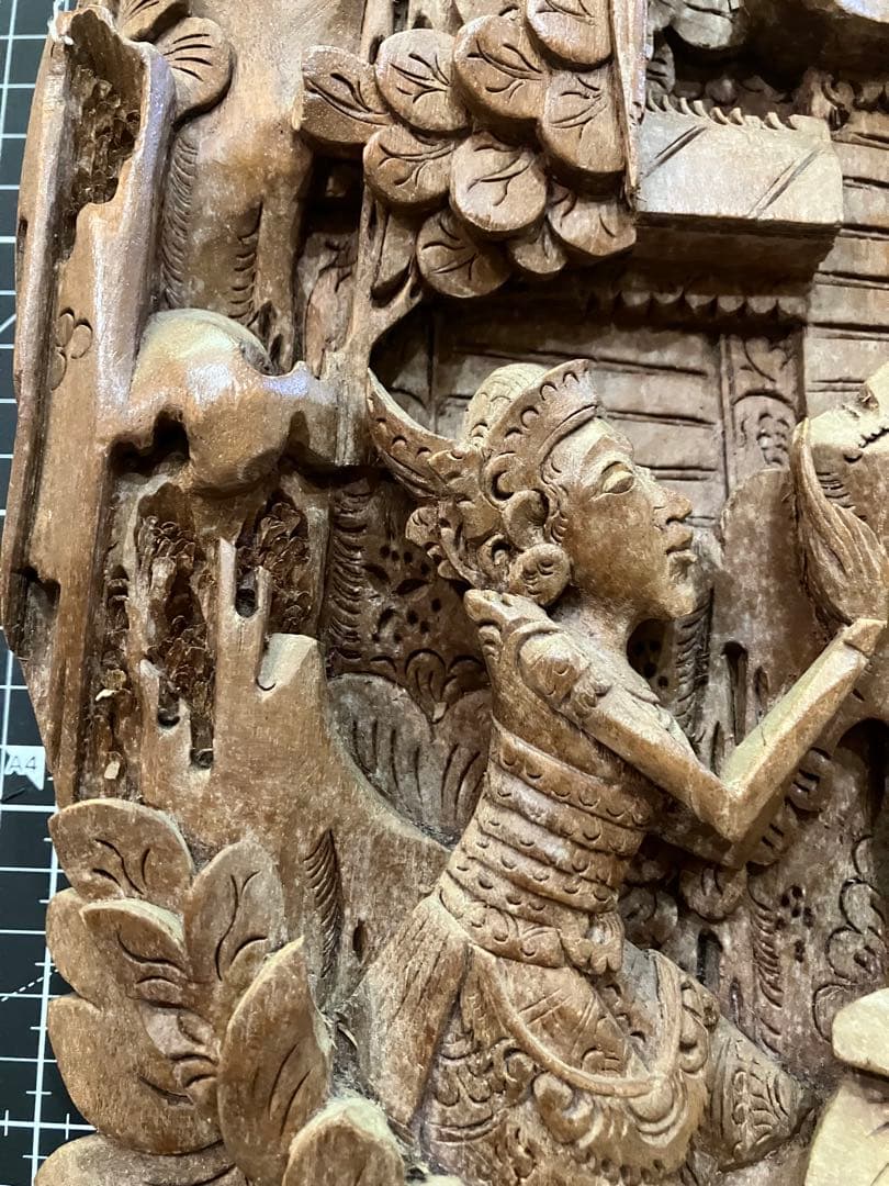 バリ風木製彫刻レリーフ　約横33cm x 縦34cm