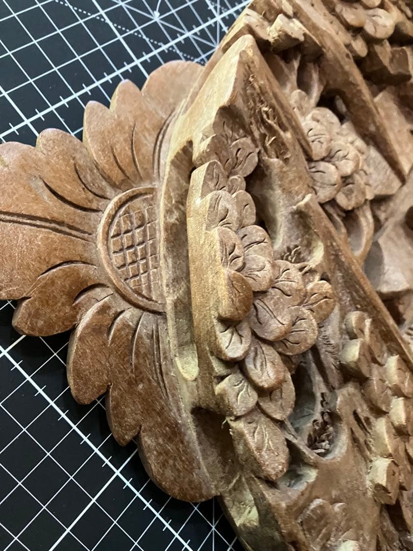 バリ風木製彫刻レリーフ　約横33cm x 縦34cm