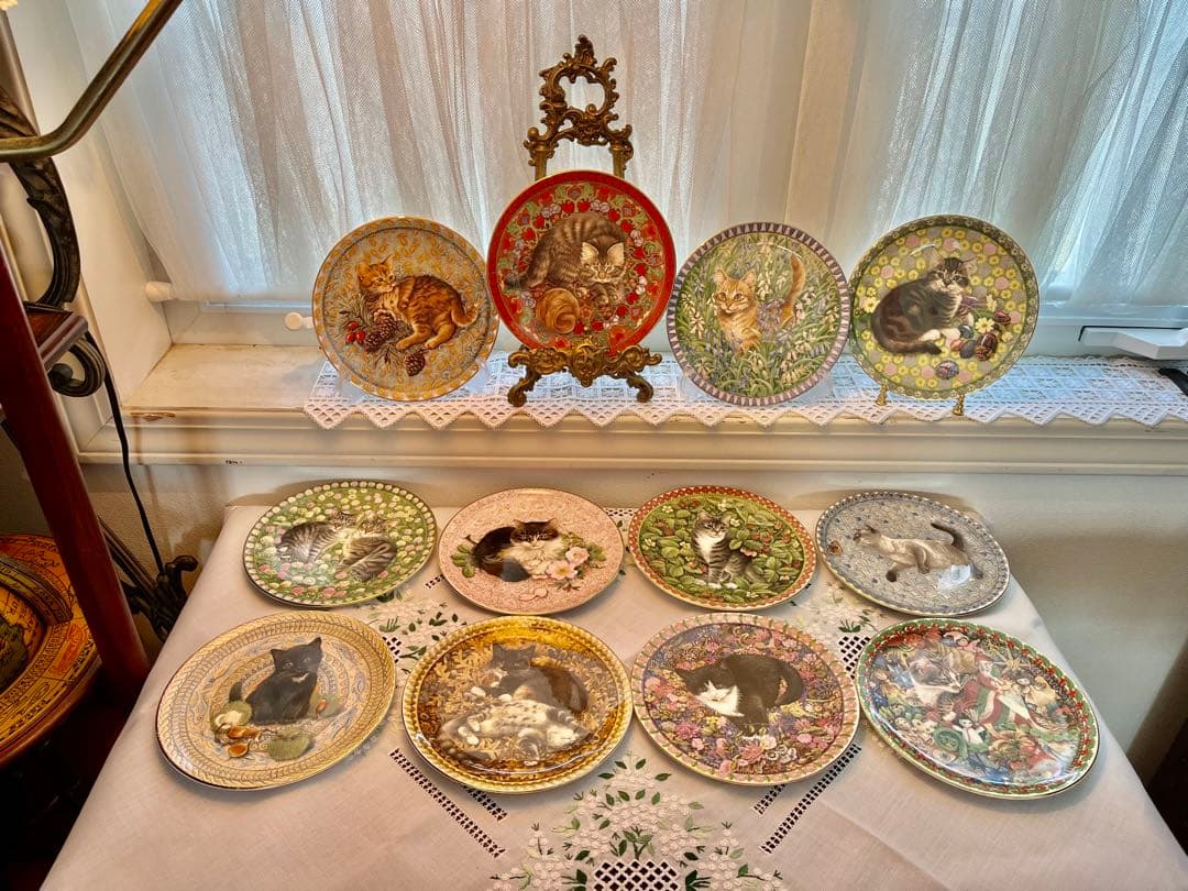 英国 エインズレイ レズリーアンアイボリー 12ヶ月 カレンダープレート 猫