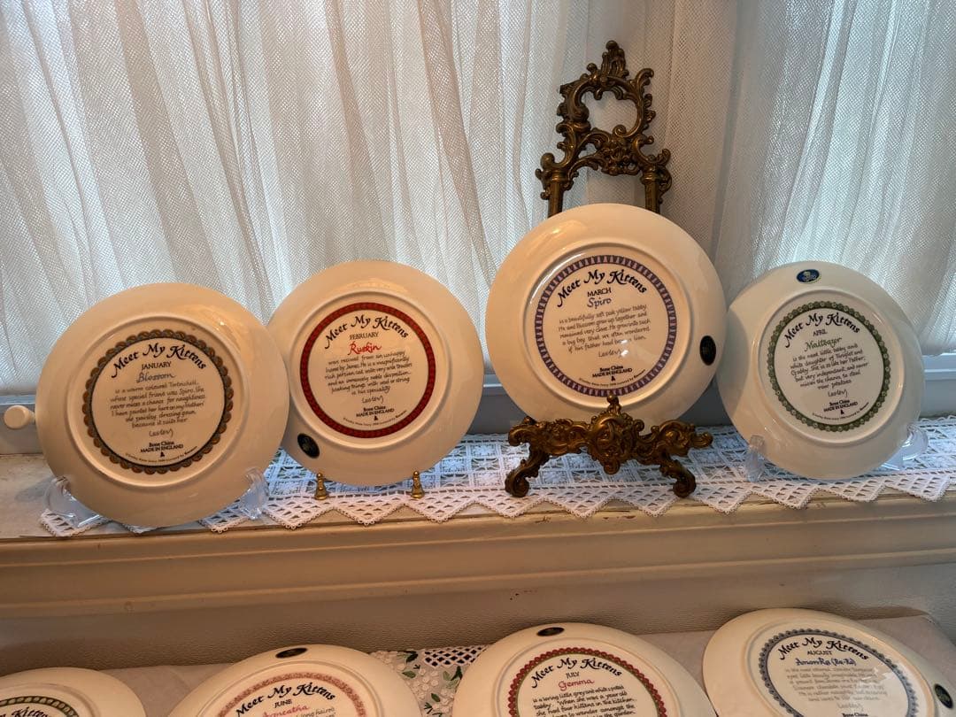 英国 エインズレイ レズリーアンアイボリー 12ヶ月 カレンダープレート 猫