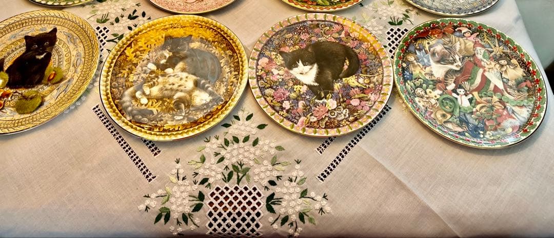 英国 エインズレイ レズリーアンアイボリー 12ヶ月 カレンダープレート 猫