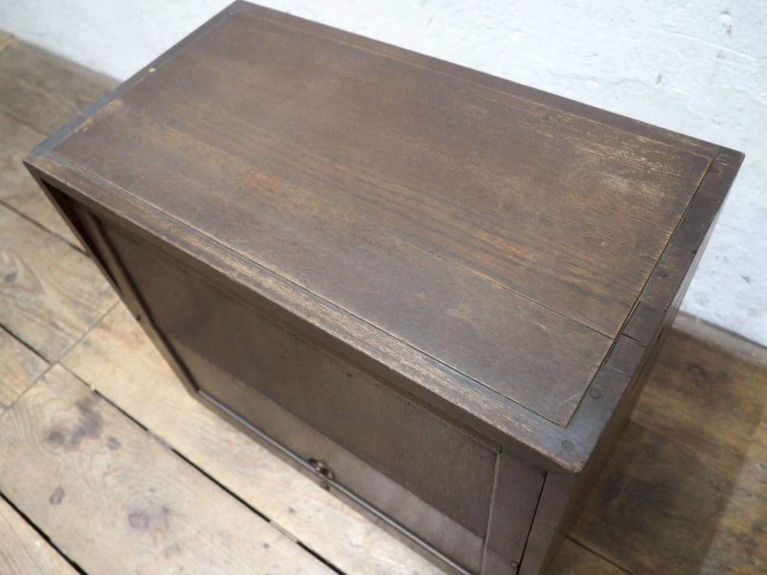 1136 アンティーク　格納扉の飾り棚　陳列台　キャビネット　古家具　レトロ